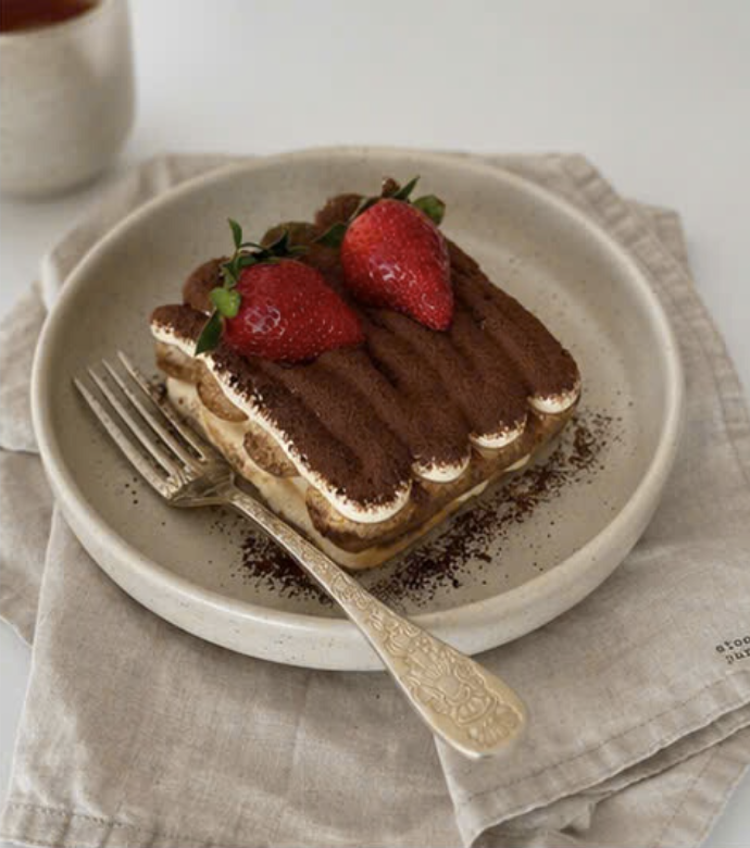 Tiramisu vị dâu và sô cô la thơm ngon với lớp cacao phủ mặt hấp dẫn